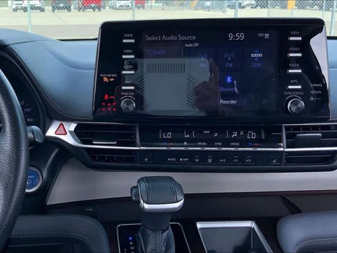 Used 2022 Toyota Sienna XLE image 7