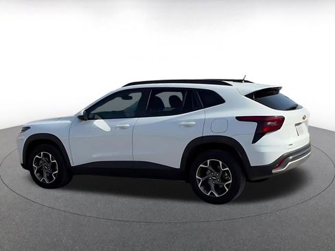 Used 2025 Chevrolet Trax LT w/ LT Convenience Package image 9