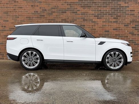 Used 2025 Land Rover Range Rover Sport SE image 8