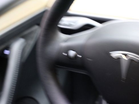 Used 2023 Tesla Model Y Long Range image 21