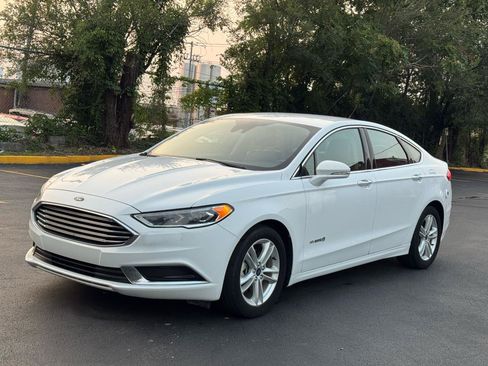 Used 2018 Ford Fusion SE w/ Equipment Group 602A FWD image 4