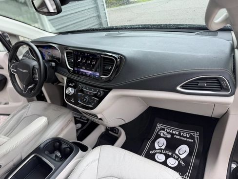 Used 2021 Chrysler Pacifica Touring-L FWD image 15