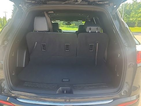 Used 2023 Buick Enclave Essence image 24