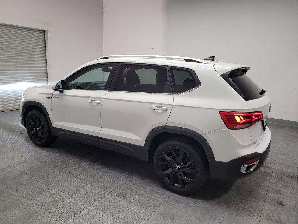 Used 2023 Volkswagen Taos SE w/ Panoramic Sunroof Package FWD image 3