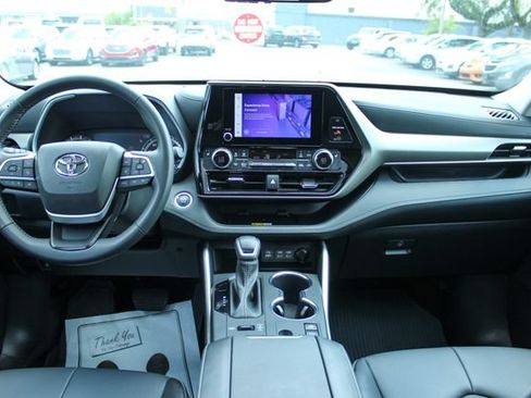 Used 2023 Toyota Highlander XLE AWD/4WD image 16