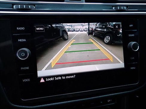 Used 2018 Volkswagen Tiguan SEL AWD/4WD image 25