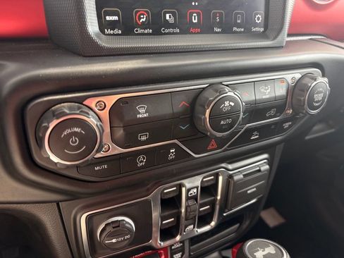 Used 2022 Jeep Wrangler Unlimited Rubicon w/ Dual Top Group AWD/4WD image 18