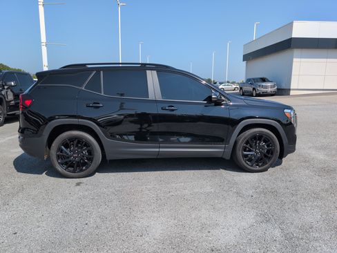 Used 2024 GMC Terrain SLE w/ Driver Convenience Package FWD image 9