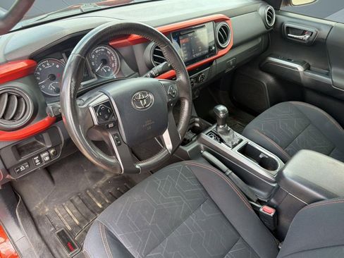 Used 2017 Toyota Tacoma TRD Off-Road w/ Tow Package (A/T) AWD/4WD image 4