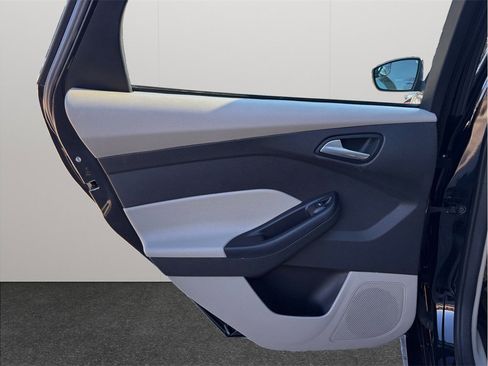 Used 2016 Ford Focus SE w/ SE Sport Package image 28