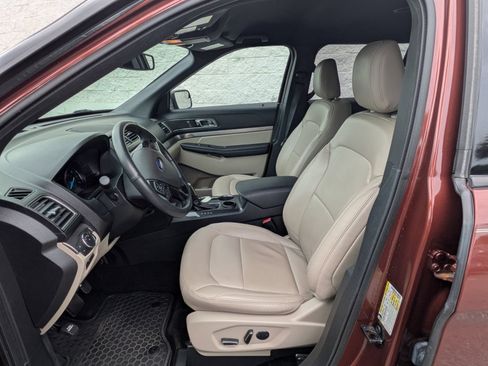 Used 2018 Ford Explorer XLT w/ Equipment Group 202A FWD image 2