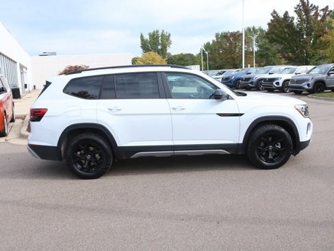 Used 2025 Volkswagen Atlas Peak Edition SE image 2