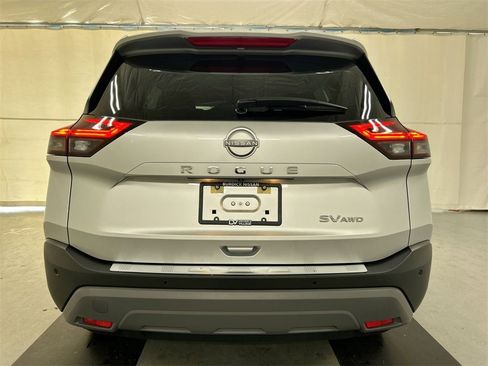 Used 2023 Nissan Rogue SV image 3