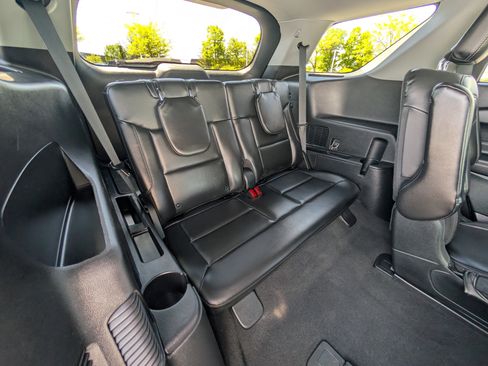 Used 2022 Ford Explorer XLT w/ Equipment Group 202A AWD/4WD image 12