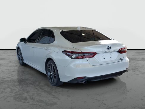 Used 2022 Toyota Camry XLE FWD image 3