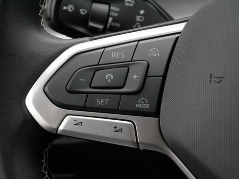 Certified 2025 Volkswagen Tiguan SE AWD/4WD image 25