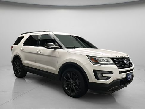 Used 2017 Ford Explorer XLT w/ Equipment Group 202A AWD/4WD image 1