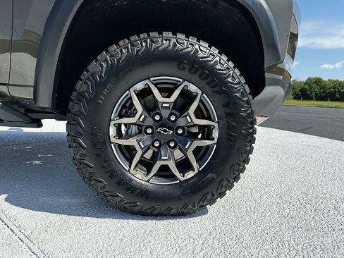 Used 2025 Chevrolet Colorado ZR2 w/ Technology Package AWD/4WD image 28