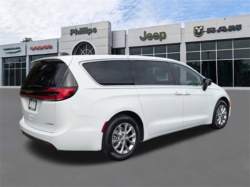 New 2026 Chrysler Pacifica Limited image 4
