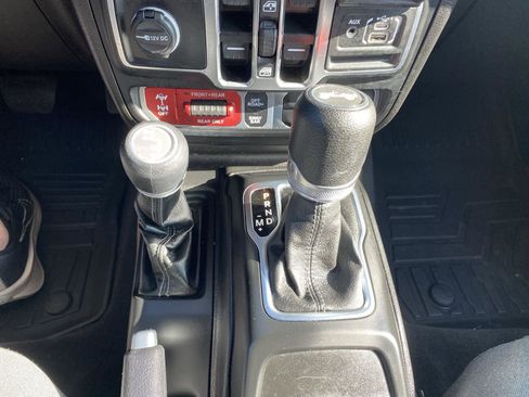 Used 2025 Jeep Wrangler Unlimited Rubicon w/ Convenience Group AWD/4WD image 22