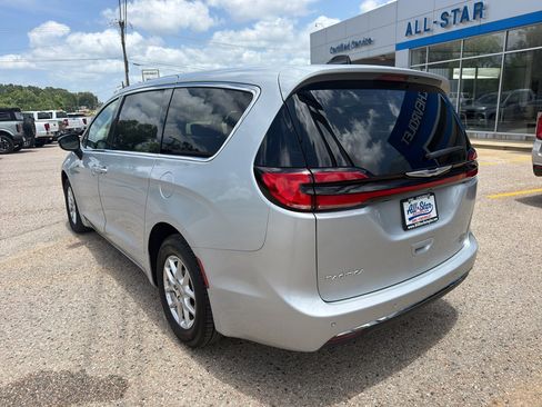 Used 2024 Chrysler Pacifica Touring-L FWD image 17