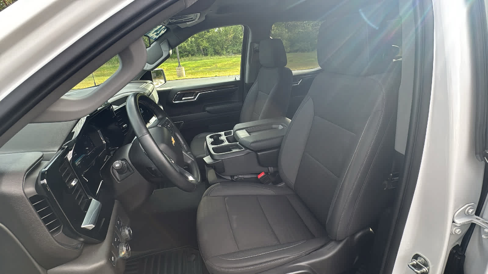 Used 2024 Chevrolet Silverado 1500 LT AWD/4WD image 8
