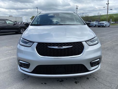 Used 2024 Chrysler Pacifica Touring-L FWD image 2