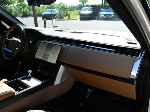 Used 2025 Land Rover Range Rover SE AWD/4WD image 51