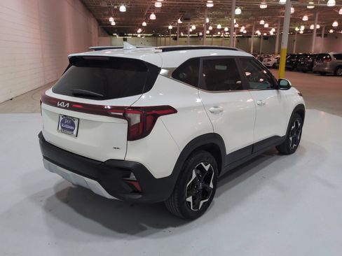 Used 2024 Kia Seltos EX AWD/4WD image 3