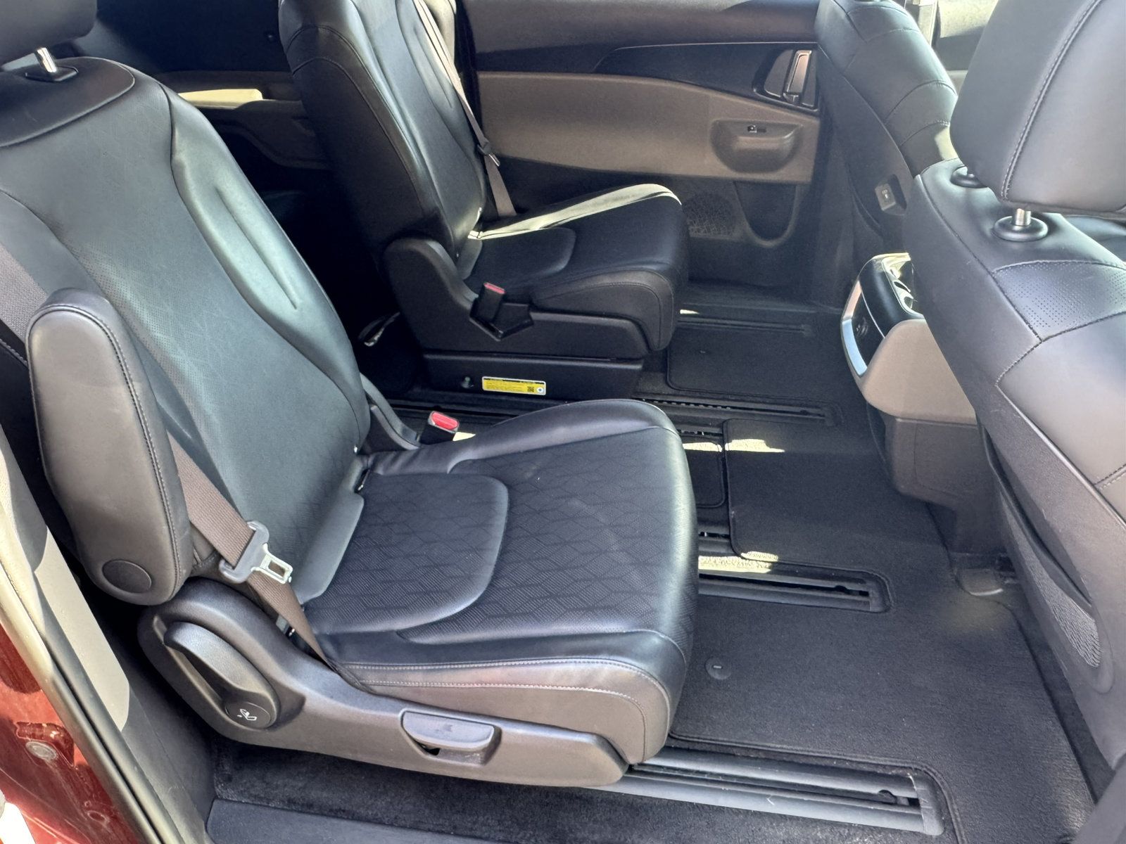 Used 2025 Kia Carnival FWD image 17