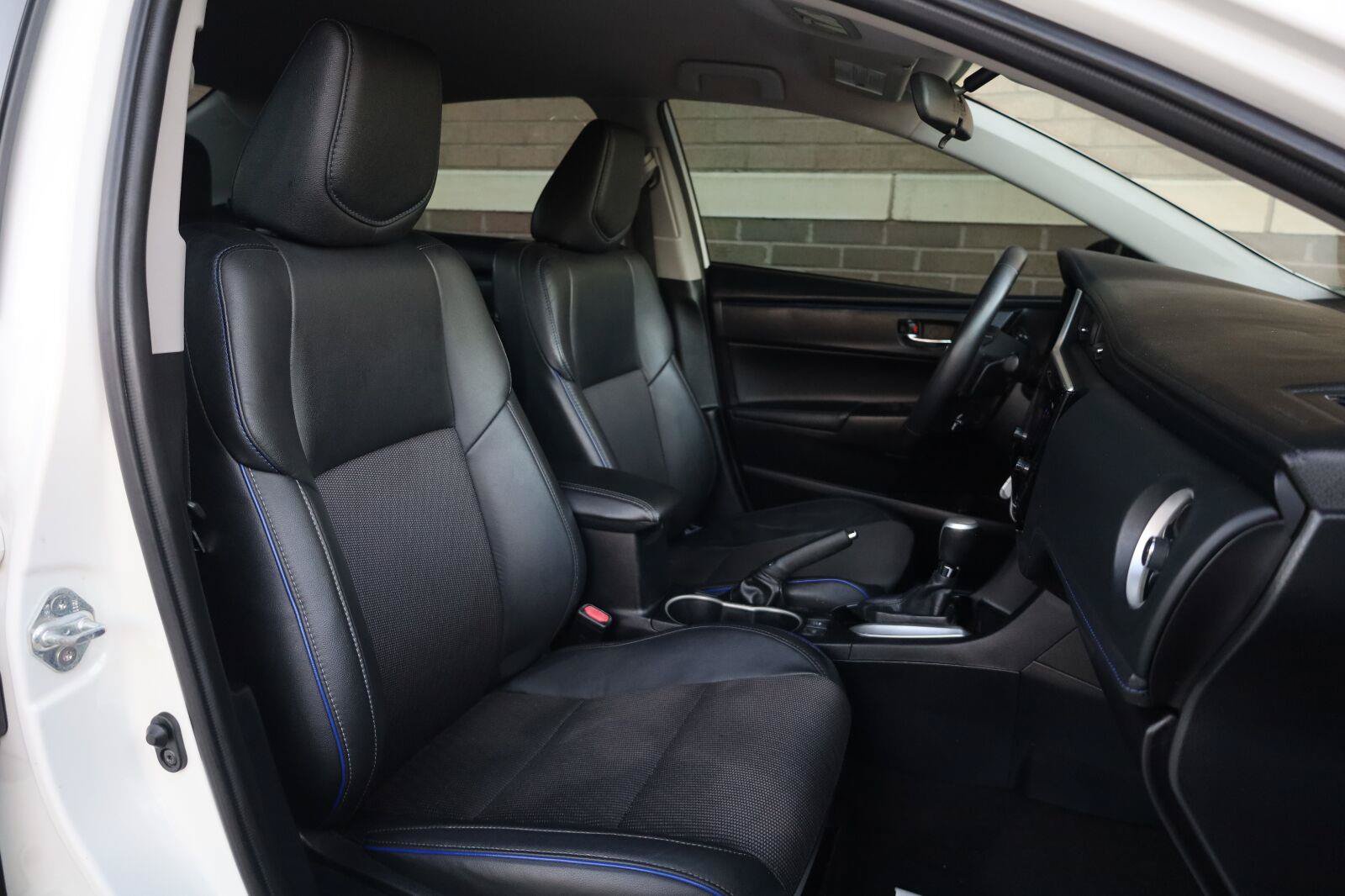 Used 2017 Toyota Corolla SE w/ Body Protection Package FWD image 27
