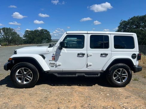 Used 2018 Jeep Wrangler Unlimited Sahara image 7