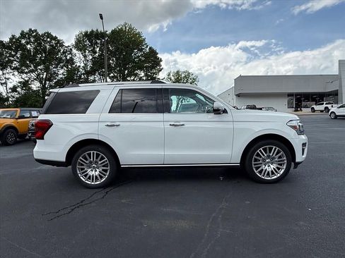 Used 2024 Ford Expedition Limited AWD/4WD image 3