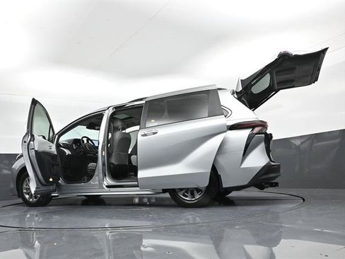 Used 2025 Toyota Sienna XLE FWD image 50