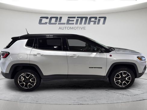 Used 2025 Jeep Compass Trailhawk AWD/4WD image 5