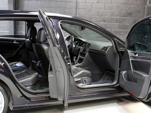 Used 2017 Volkswagen Golf R 4-Door image 19