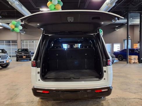 Certified 2024 Jeep Wagoneer Series II w/ Flexible Seating Group image 11