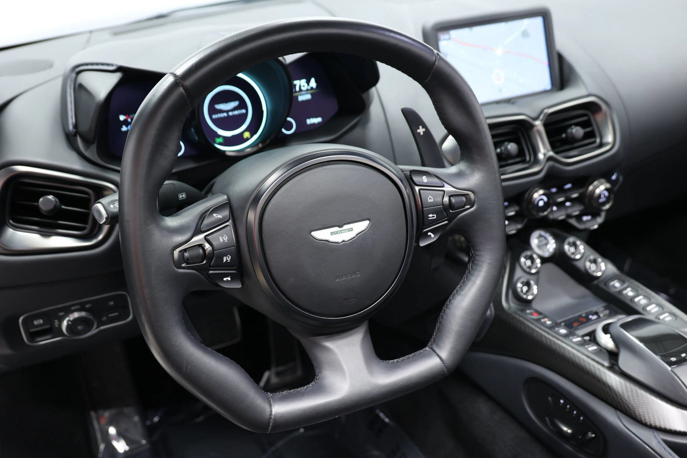 Used 2023 Aston Martin V8 Vantage Roadster RWD image 26