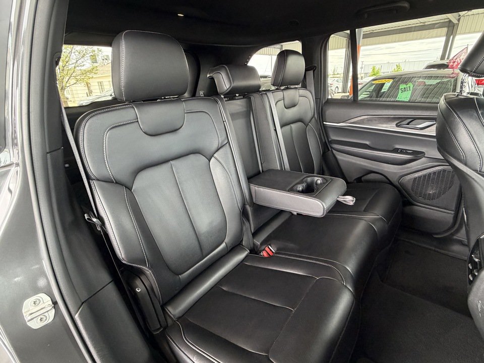 Used 2025 Jeep Grand Cherokee Limited AWD/4WD image 31