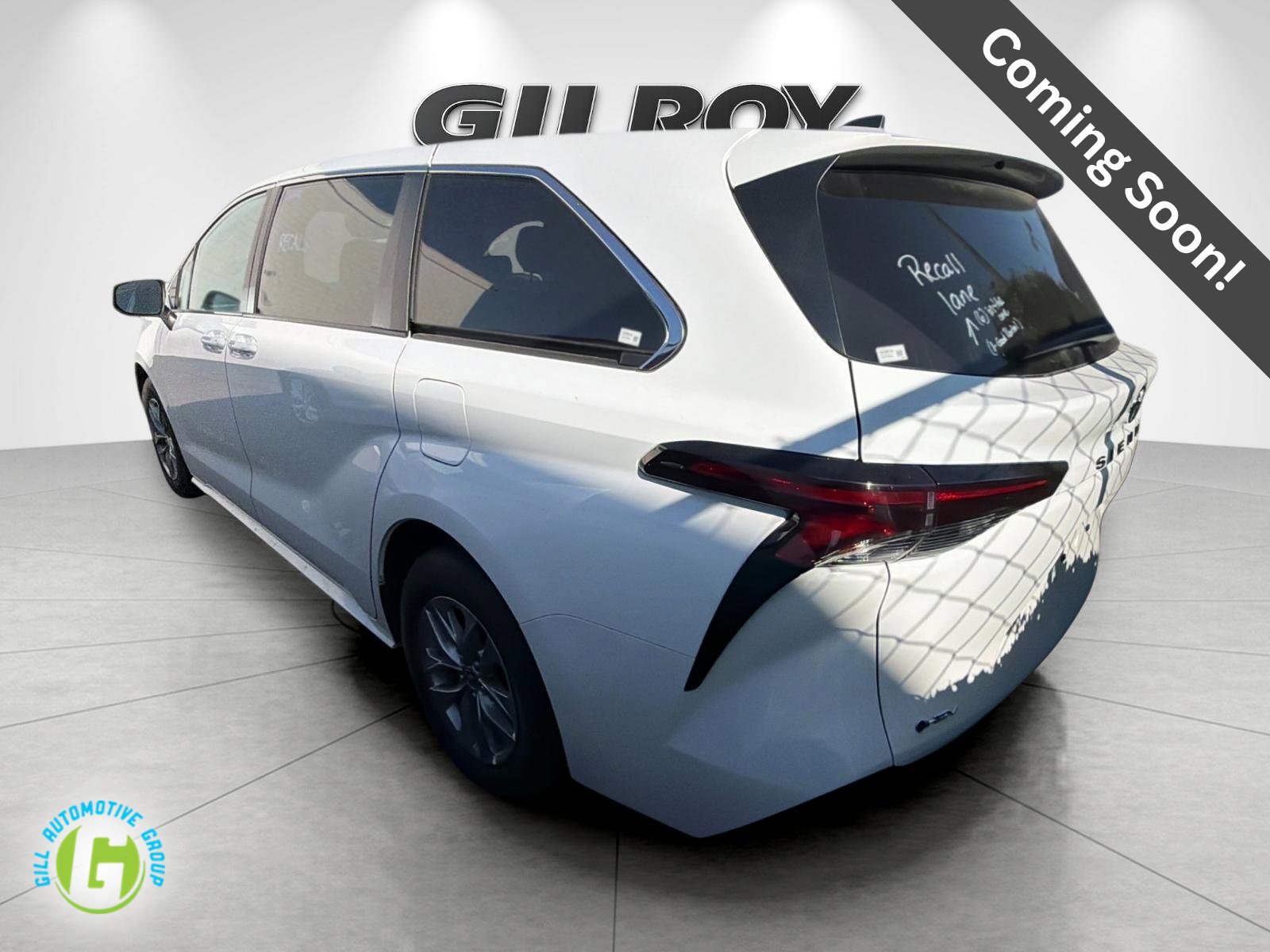 Used 2025 Toyota Sienna LE FWD image 1