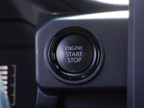 Certified 2025 Toyota Tacoma SR5 AWD/4WD image 37