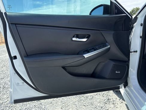 Used 2023 Nissan Sentra SR w/ SR Premium Package FWD image 15