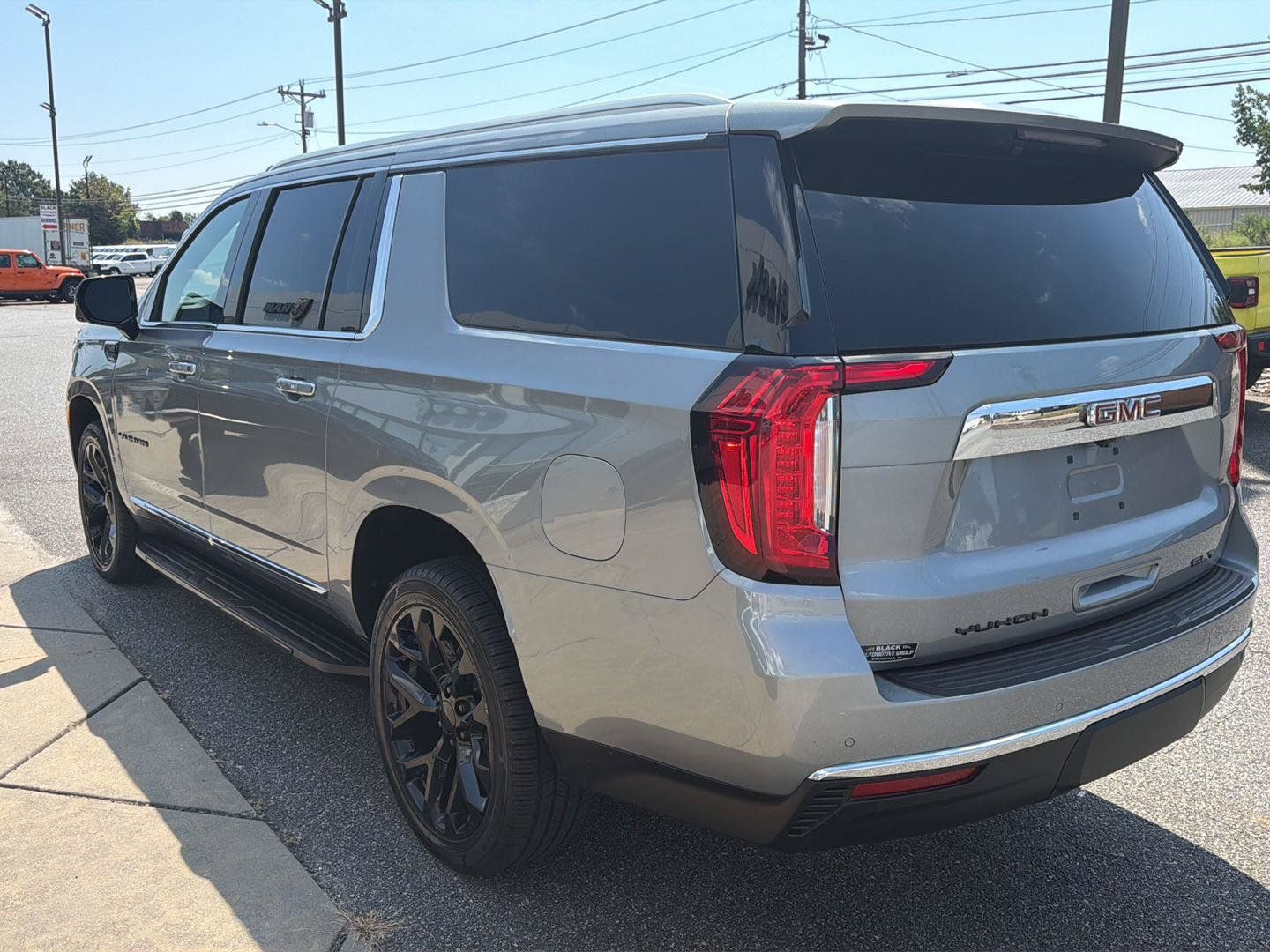 Used 2023 GMC Yukon XL SLT w/ SLT Premium Package AWD/4WD image 14
