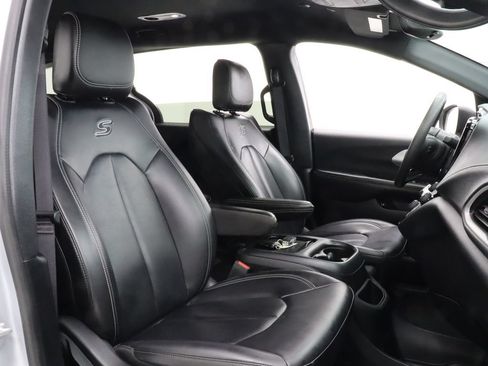Used 2023 Chrysler Pacifica Touring-L w/ S Appearance Package FWD image 21