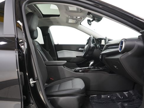 Used 2024 Chevrolet Trax LT w/ Sunroof Package image 12