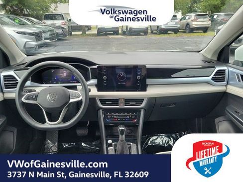 Used 2025 Volkswagen Taos SE FWD image 9