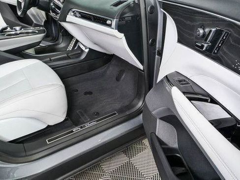 Used 2023 Cadillac Lyriq 2WD image 25