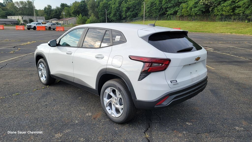 New 2026 Chevrolet Trax LS w/ LS Convenience Package FWD image 9