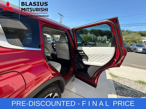 Used 2023 Mitsubishi Outlander SEL AWD/4WD image 39