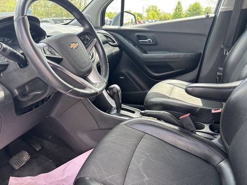Used 2019 Chevrolet Trax LT w/ Sun & Sound Package FWD image 30